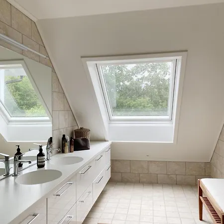 Stylish - Boat, Greenhouse & Majestic Oaks