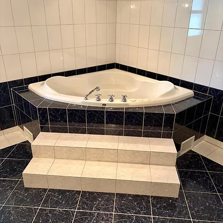 Tatil Evi Stylish - Boat, Greenhouse & Majestic Oaks *