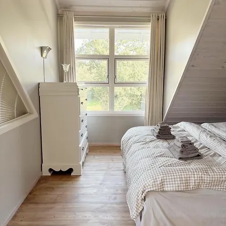 Stylish - Boat, Greenhouse & Majestic Oaks