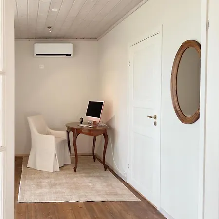 Stylish - Boat, Greenhouse & Majestic Oaks