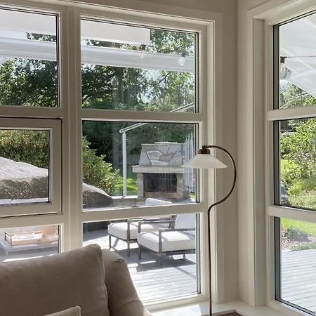 Stylish - Boat, Greenhouse & Majestic Oaks *