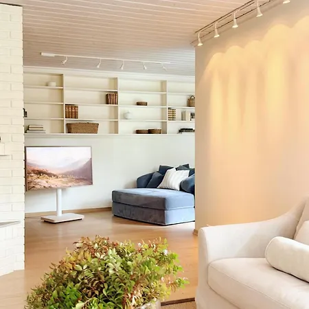 Stylish - Boat, Greenhouse & Majestic Oaks *