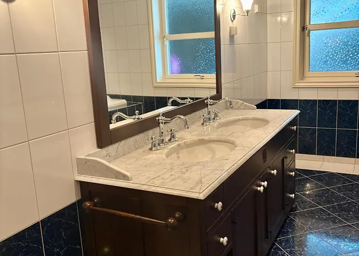 Stylish - Boat, Greenhouse & Majestic Oaks