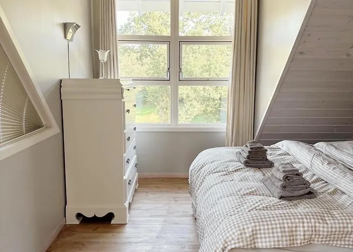 Stylish - Boat, Greenhouse & Majestic Oaks