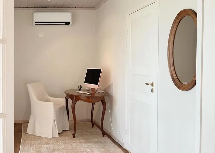 Stylish - Boat, Greenhouse & Majestic Oaks